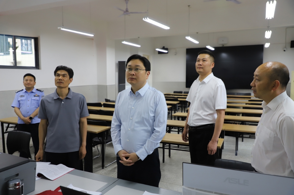 许庆一调研高考组织保障服务工作